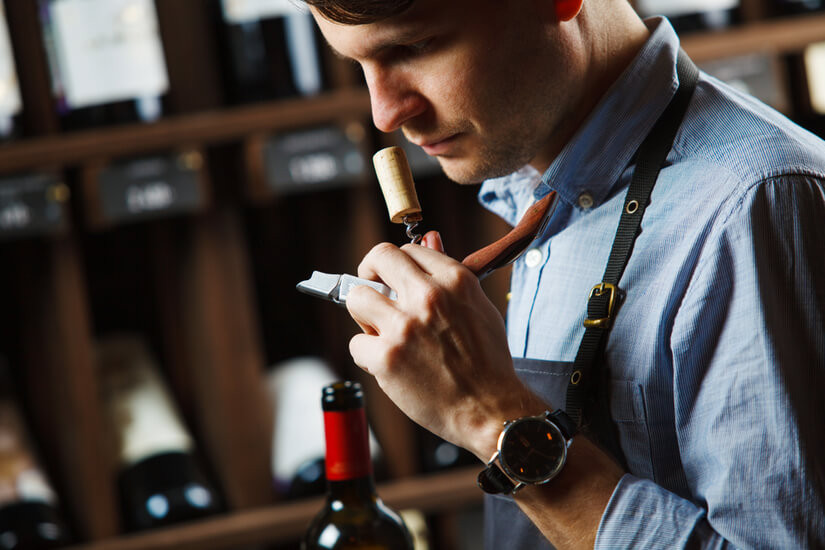 Come aprire una bottiglia di vino con tappo di plastica - Cantine di  Dolianova